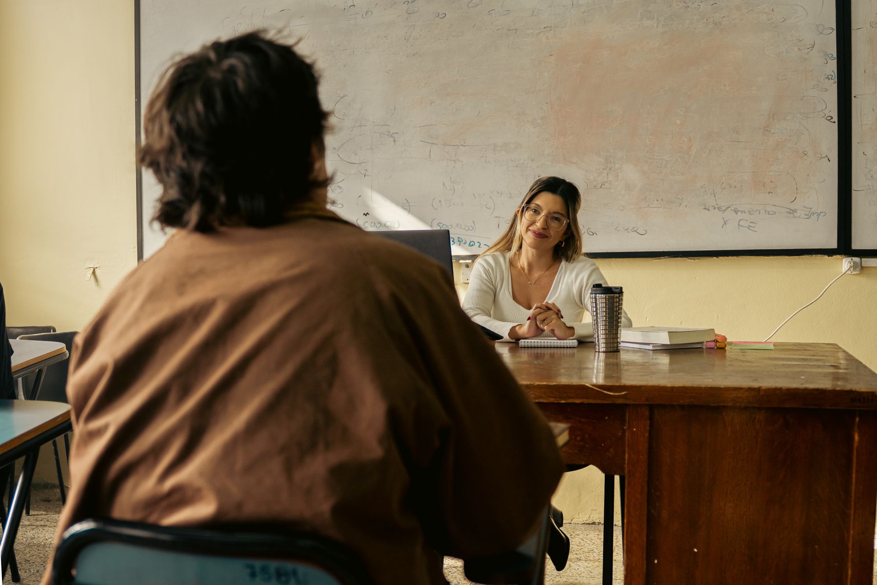A lecturer talking with a student during an individual academic meeting